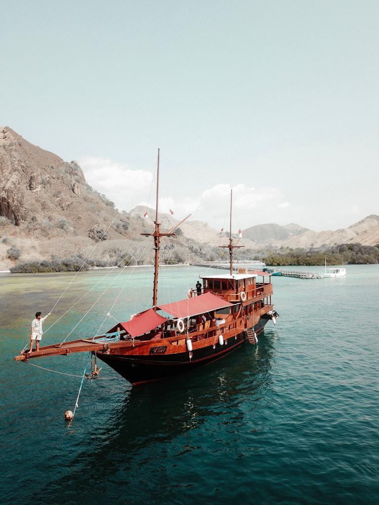 sailing komodo